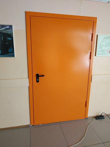 Противопожарная глухая дверь оранжевая